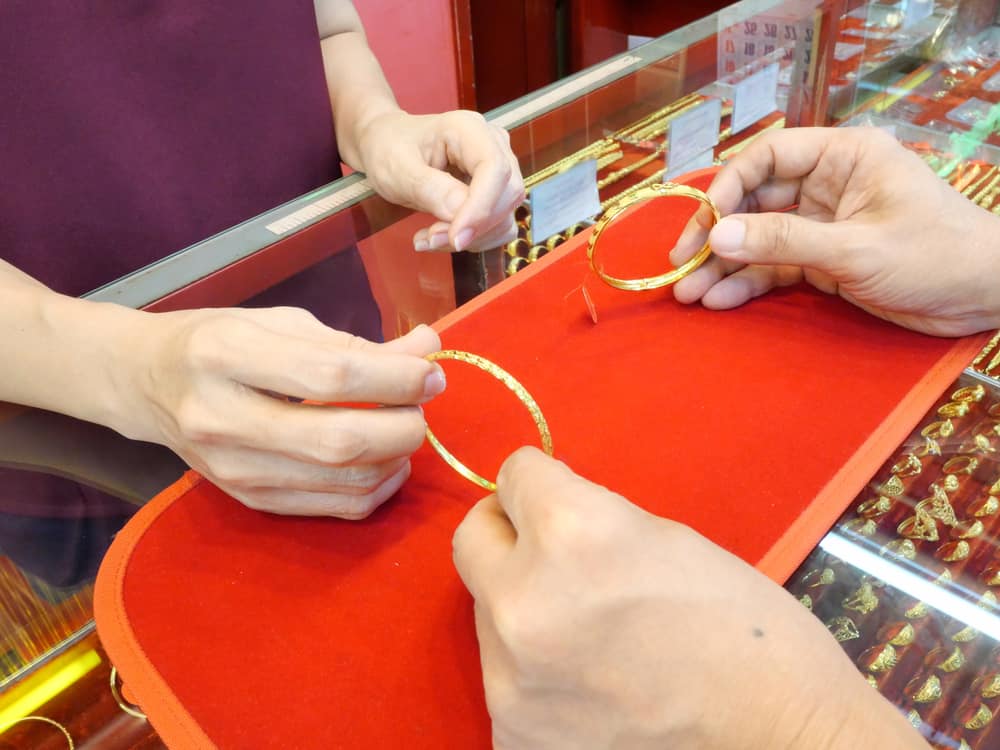 Which Services Does Jaro Pawnshop Provide?
