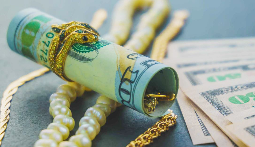 Which Services Does Reymalyn Pawnshop Provide?